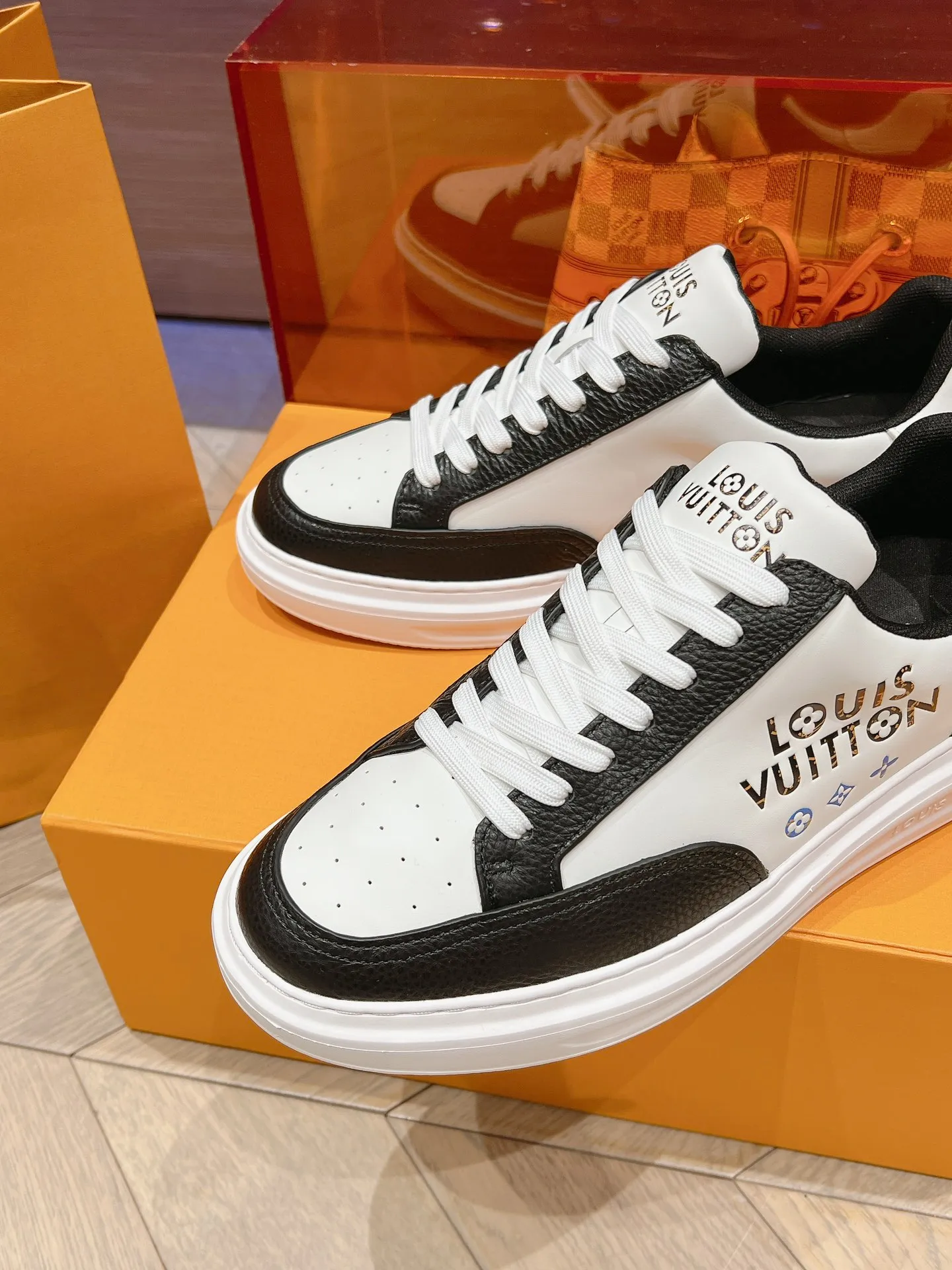 👟👟Ex-factory price 680👟👟 LV 2024 new height-increasing white shoes, color matching and leather craftsmanship, 3D logo embossing technology on the heel to increase the three-dimensional effect, pebbled cowhide, PU foam outsole! Super lightweight! Your feet won’t get tired from walking.  Code number: 37-45